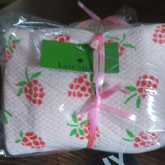 Kate Spade Pink  Berry Pattern Kitchen Towels Nwt - Picture 1 of 1